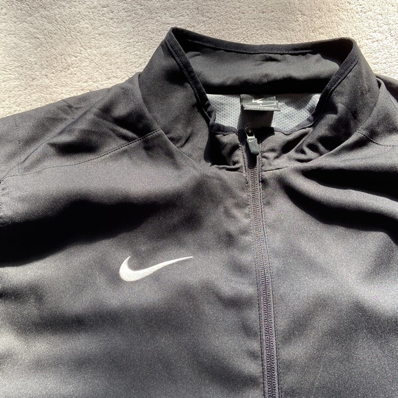 Nike L lightweight jacket - Picture 2 of 3